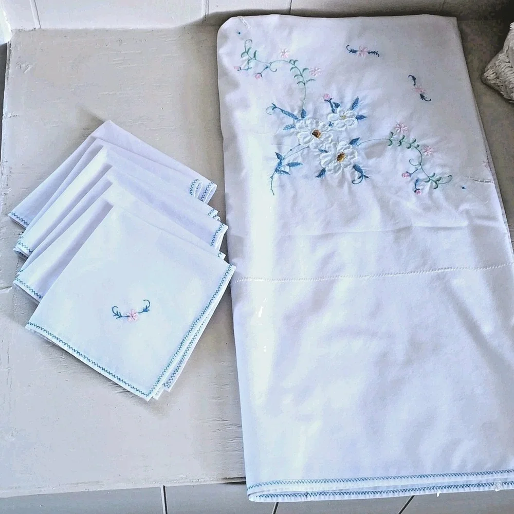 80's Vintage Embroidered White Floral Square Tablecloth with Lace Trim 6 Napkins